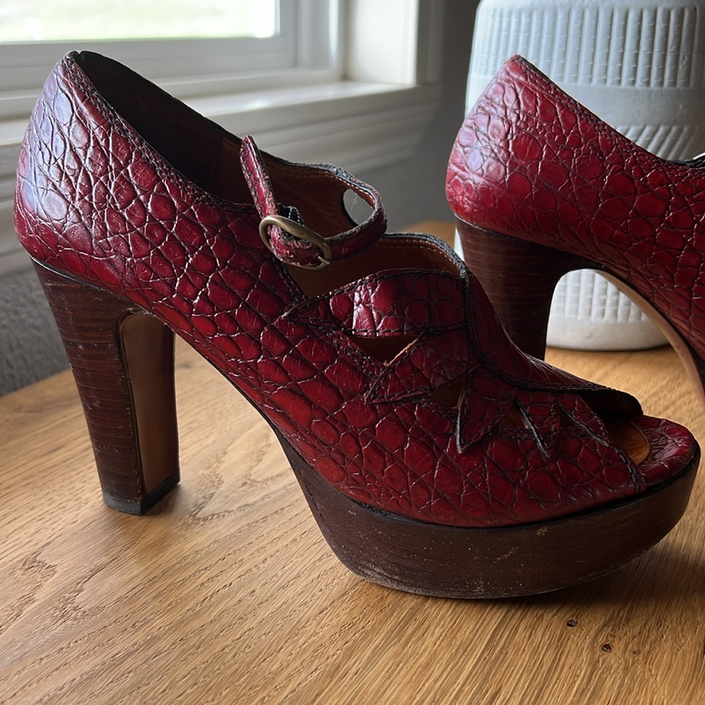 Chi Mihara Embossed Leather Deep Red Platform heels Size 7 1/2 Made in Spain - Picture 2 of 12